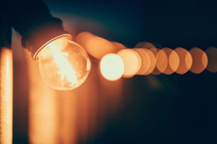 Bollette luce e gas, aumenti in vista: prezzi fino al 40% in più in autunno e inverno