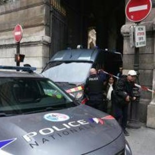 Louvre, il bottino del furto: rubati 8 gioielli, il valore è inestimabile Louvre, il bottino del furto: rubati 8 gioielli, il valore è inestimabile