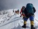 Everest, un morto e oltre 200 alpinisti ancora bloccati da bufera di neve Everest, un morto e oltre 200 alpinisti ancora bloccati da bufera di neve
