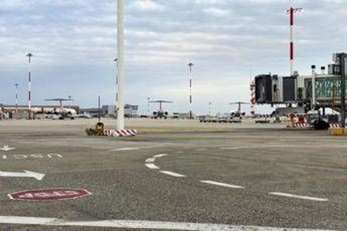 Fumo in cabina su aereo Air France, atterraggio d'emergenza a Venezia: paura per 168 passeggeri