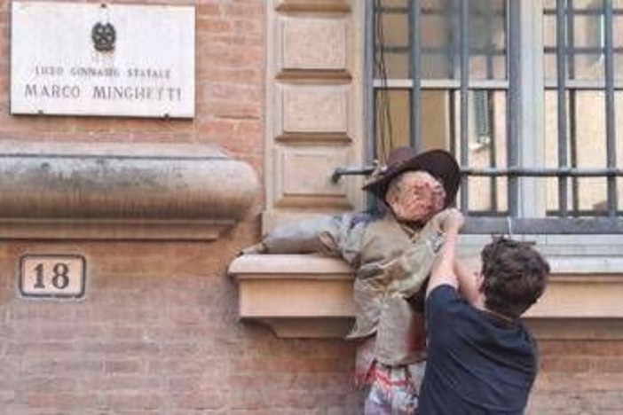 Bologna, manichino di Valditara alle finestre del liceo Minghetti: "Nemico degli studenti"