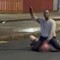 Tenta di decapitare un uomo in strada, choc a Belfast Tenta di decapitare un uomo in strada, choc a Belfast