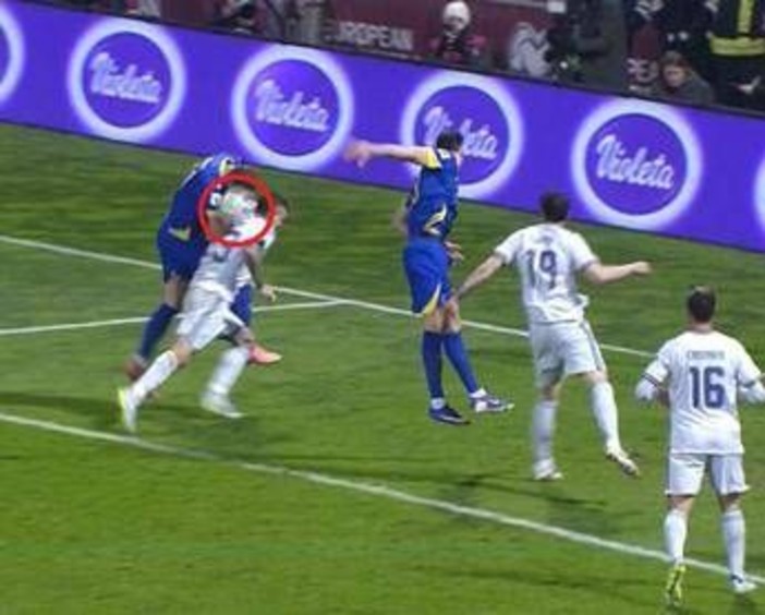 Bosnia-Italia: fallo di mano di Dzeko sul gol del pari, poi gli azzurri reclamano un'espulsione. Cos'è successo Bosnia-Italia: fallo di mano di Dzeko sul gol del pari, poi gli azzurri reclamano un'espulsione. Cos'è successo