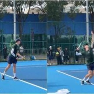 Sinner, continua la rincorsa a Pechino: Jannik allena il servizio