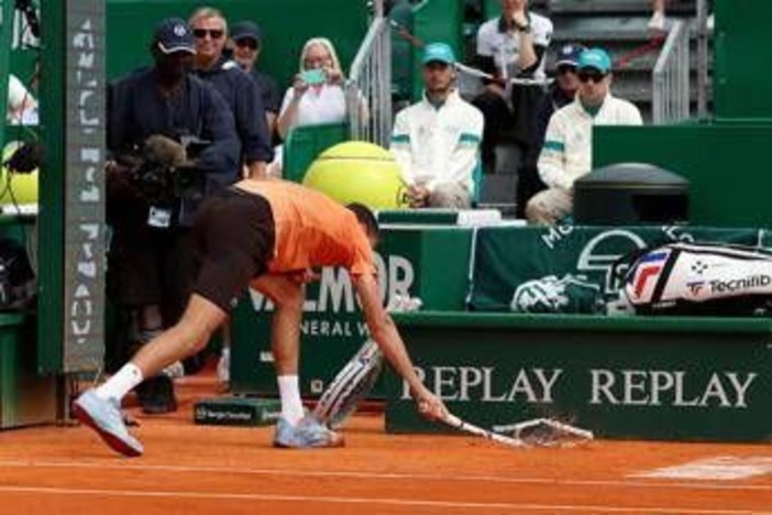 Montecarlo, super Berrettini: doppio bagel a Medvedev e il russo distrugge la racchetta Montecarlo, super Berrettini: doppio bagel a Medvedev e il russo distrugge la racchetta