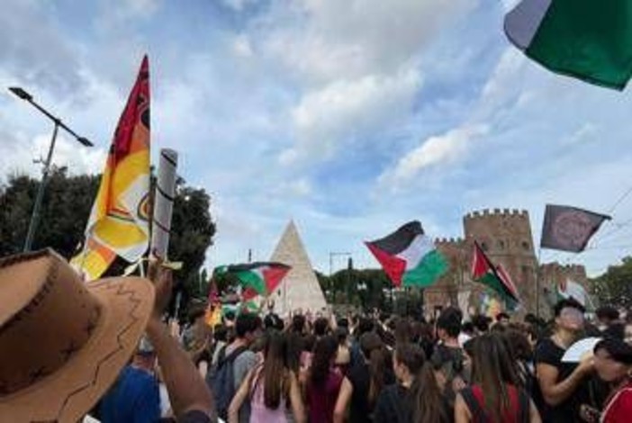 Lo sciopero per Gaza nelle piazze, da Genova a Roma manifestazioni in tutta Italia Lo sciopero per Gaza nelle piazze, da Genova a Roma manifestazioni in tutta Italia