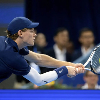 Sinner fatica ma batte Atmane e va ai quarti a Pechino