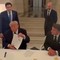 Trump firma l’accordo, Teheran conferma. Hormuz riaperto subito Trump firma l’accordo, Teheran conferma. Hormuz riaperto subito
