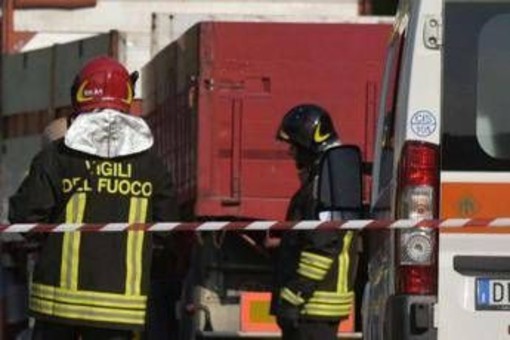Auto con 5 ragazzi giù da un ponte, muore 25enne. Tra soccorritori anche il papà della vittima Auto con 5 ragazzi giù da un ponte, muore 25enne. Tra soccorritori anche il papà della vittima