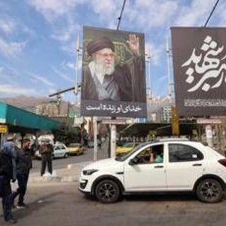 Iran-Usa, notte di tensione nel Golfo: raid contro l'isola di Qeshm, missili su Kuwait e Bahrein