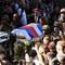 Serbia, migliaia a Belgrado per i funerali di Mladic. Ue: "Era un criminale" Serbia, migliaia a Belgrado per i funerali di Mladic. Ue: "Era un criminale"