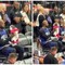 James gioca con una bambina: LeBron versione 'babysitter' in Nba James gioca con una bambina: LeBron versione 'babysitter' in Nba