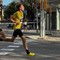 Corre una maratona... con le Crocs, la follia dell'atleta russo a Berlino Corre una maratona... con le Crocs, la follia dell'atleta russo a Berlino
