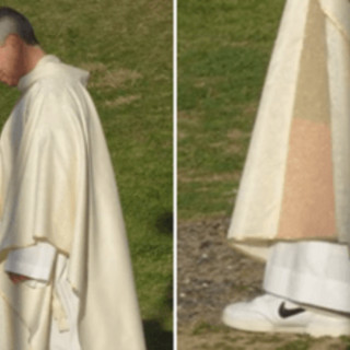 Papa Leone XIV indossa le Nike, sotto la veste sacra spuntano le sneakers: la foto virale