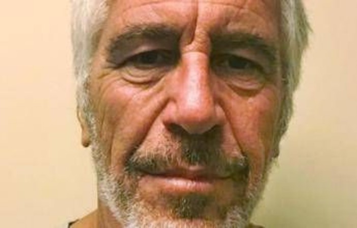 Epstein, pubblicati i file: c'è anche Clinton in piscina Epstein, pubblicati i file: c'è anche Clinton in piscina