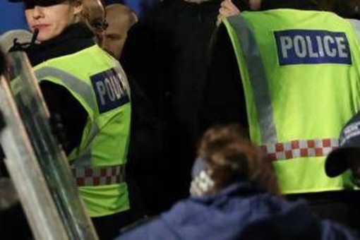 Attacco con coltello in treno, diversi feriti e due arresti nel Regno Unito Attacco con coltello in treno, diversi feriti e due arresti nel Regno Unito