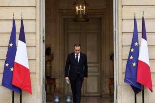 Francia, Lecornu si dimette: è il premier con il mandato più breve della Quinta Repubblica Francia, Lecornu si dimette: è il premier con il mandato più breve della Quinta Repubblica