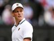 Sinner fa doppio fallo e se la prende con il pubblico: nervosismo a Wimbledon