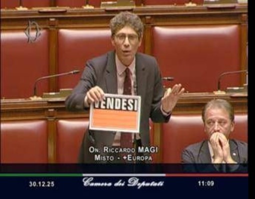 Manovra, Magi con cartello 'vendesi' in Aula: "Democrazia parlamentare sta marcendo"