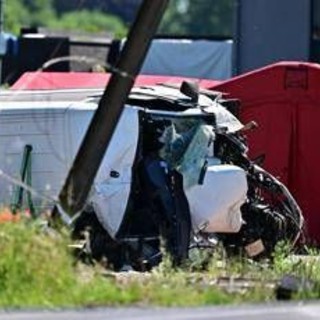 Belgio, treno travolge scuolabus a un passaggio a livello: diverse vittime Belgio, treno travolge scuolabus a un passaggio a livello: diverse vittime