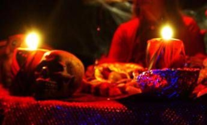 Rubano due teschi al cimitero per farne paralumi. Lo psichiatra: "Antisociali con feticismo per la morte" Rubano due teschi al cimitero per farne paralumi. Lo psichiatra: "Antisociali con feticismo per la morte"