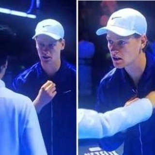 Sinner e l'assedio dello spettatore: "Mi dai la giacca?" Sinner e l'assedio dello spettatore: "Mi dai la giacca?"