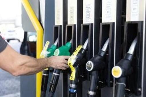 Caro carburanti, scatta il tetto ai prezzi: Eni e IP abbassano benzina e diesel Caro carburanti, scatta il tetto ai prezzi: Eni e IP abbassano benzina e diesel
