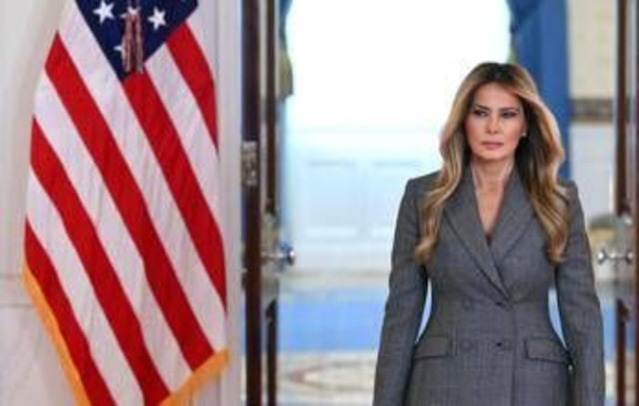 Melania Trump torna in pubblico dopo un mese: il nuovo progetto e la risposta alle critiche Melania Trump torna in pubblico dopo un mese: il nuovo progetto e la risposta alle critiche