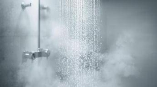 Meno docce dopo i 65 anni, la raccomandazione del dermatologo: ecco il numero perfetto