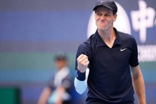 Sinner concede un set, ma vola in finale a Pechino: De Minaur ancora ko Sinner concede un set, ma vola in finale a Pechino: De Minaur ancora ko