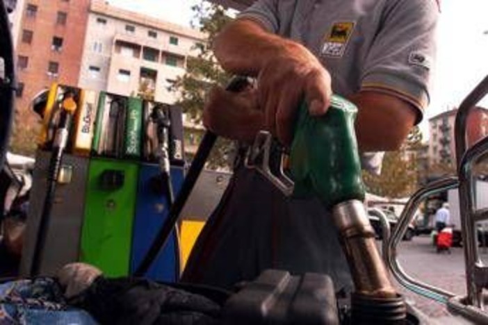 Carburanti, prezzi alle stelle: oggi scattano le nuove accise. Eni fissa il tetto di benzina e gasolio