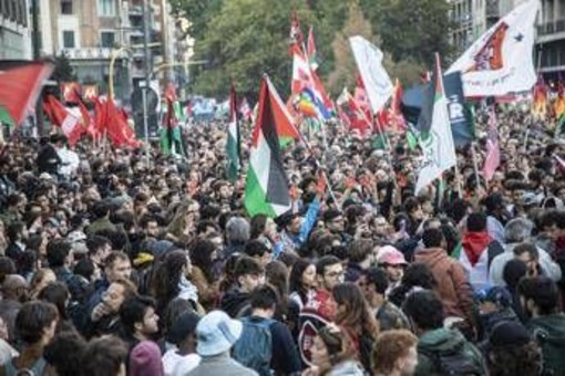 Flotilla, le proteste in Italia: cortei a Roma e Milano, tensione a Bologna Flotilla, le proteste in Italia: cortei a Roma e Milano, tensione a Bologna