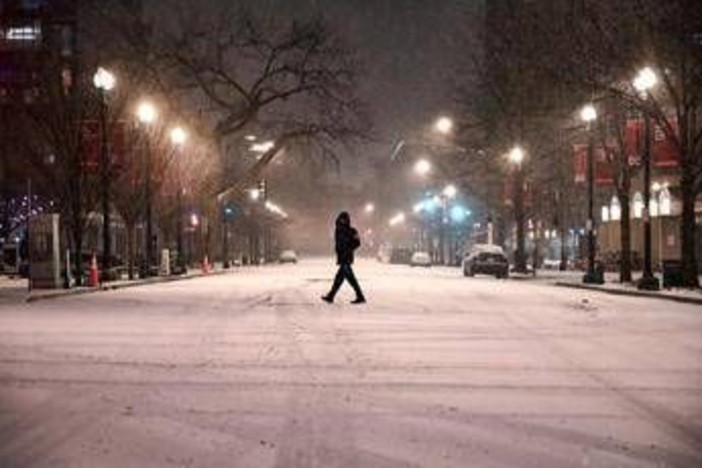 La super tempesta investe New York, neve record e incubo ghiaccio La super tempesta investe New York, neve record e incubo ghiaccio