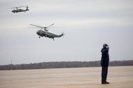 Pacco sospetto nella base dell'Air Force One, ricoveri ed edificio evacuato