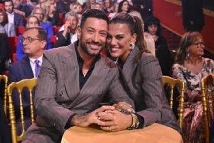 Bianca Guaccero, fuga romantica per i 45 anni: la sorpresa (e l'inganno) di Giovanni Pernice Bianca Guaccero, fuga romantica per i 45 anni: la sorpresa (e l'inganno) di Giovanni Pernice