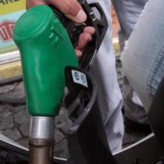 Carburanti, tredicesimo giorno di calo dei prezzi per benzina e diesel Carburanti, tredicesimo giorno di calo dei prezzi per benzina e diesel