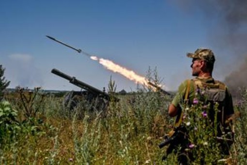 Ucraina colpisce la Crimea, blackout nei territori occupati. Telefonata Putin-Trump Ucraina colpisce la Crimea, blackout nei territori occupati. Telefonata Putin-Trump