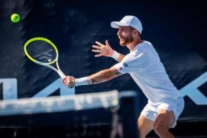 Strappa applausi, chiede scusa e fa la 'Trump dance': lo show di Moutet contro Alcaraz Strappa applausi, chiede scusa e fa la 'Trump dance': lo show di Moutet contro Alcaraz