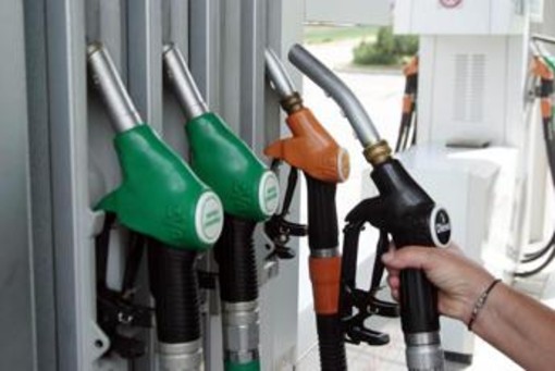 Manovra, la bozza: calano accise benzina ma aumentano per gasolio Manovra, la bozza: calano accise benzina ma aumentano per gasolio
