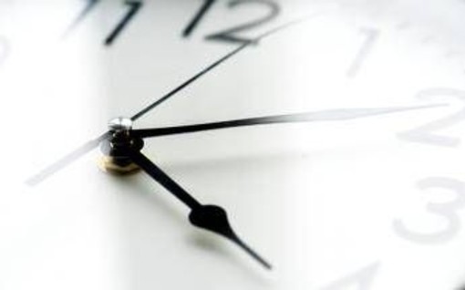 Torna l'ora solare, fra 7 giorni lancette indietro: gli effetti su salute e bollette Torna l'ora solare, fra 7 giorni lancette indietro: gli effetti su salute e bollette