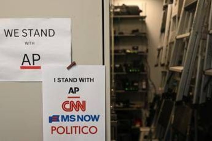 Usa, giudice ordina a Trump lo stop al bando dei media: "Riammetta alla Casa Bianca Cnn, MsNow e Politico"