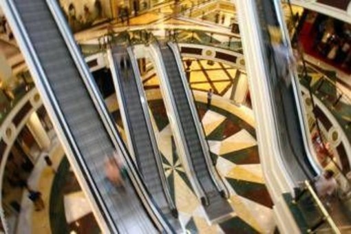 Roma, rapina in gioielleria del centro commerciale Euroma2: irruzione con picconi e fumogeni