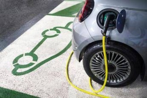 Incentivi auto elettriche, apre lo sportello per cittadini e microimprese: come fare domanda Incentivi auto elettriche, apre lo sportello per cittadini e microimprese: come fare domanda