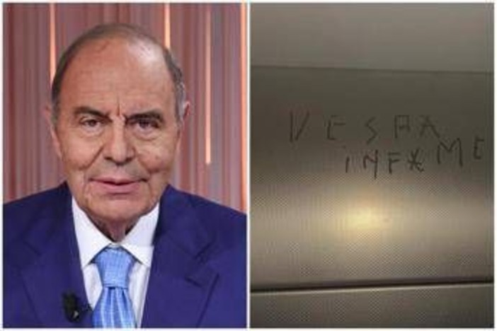 "Vespa infame", la scritta spuntata in un ascensore della Rai. Rossi: "Intimidazioni inaccettabili" "Vespa infame", la scritta spuntata in un ascensore della Rai. Rossi: "Intimidazioni inaccettabili"