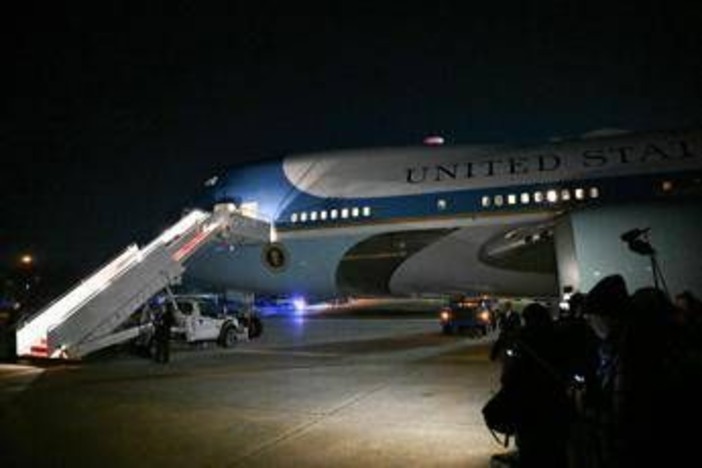 Guasto all'Air Force One, Trump cambia aereo e riparte per Davos Guasto all'Air Force One, Trump cambia aereo e riparte per Davos