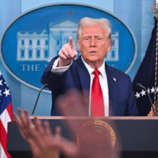 Trump, ancora dazi: "Al 100% su farmaci se non saranno prodotti in Usa"