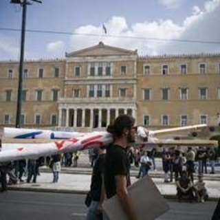 Grecia, giornata lavorativa di 13 ore: il Parlamento approva la legge Grecia, giornata lavorativa di 13 ore: il Parlamento approva la legge