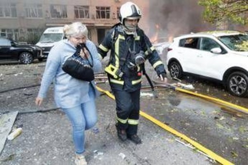 Ucraina, attacco nella notte a Kiev: danni e incendi. Zelensky: "8000 truppe nordcoreane in Russia"