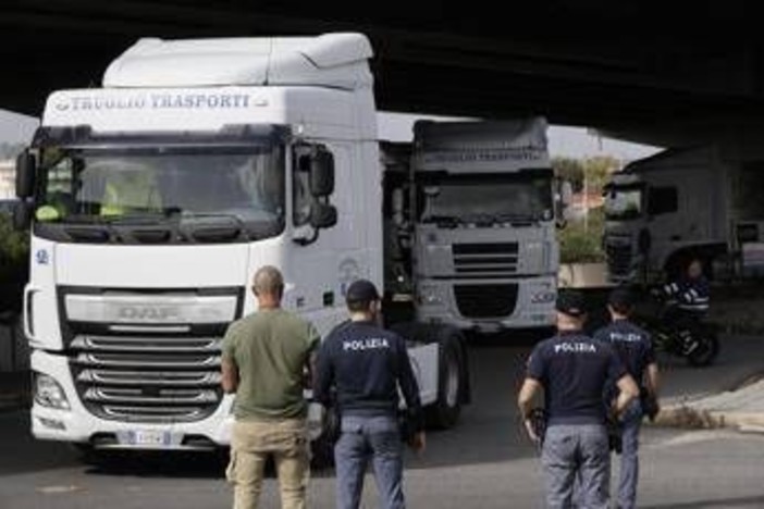 Protesta dei tir, stop ai blocchi in Campania: ripartono i rifornimenti. Il Garante invoca la precettazione Protesta dei tir, stop ai blocchi in Campania: ripartono i rifornimenti. Il Garante invoca la precettazione
