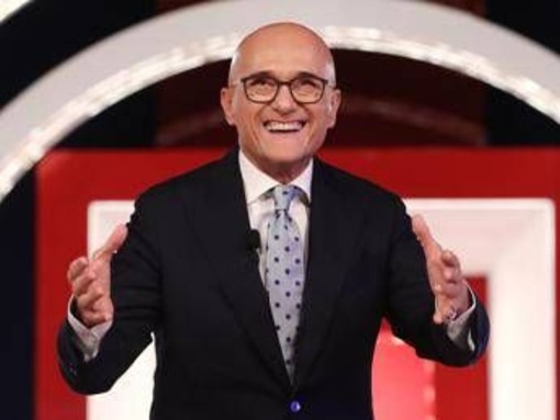 Alfonso Signorini lascia la guida di 'Chi': "Comincio una nuova vita" Alfonso Signorini lascia la guida di 'Chi': "Comincio una nuova vita"